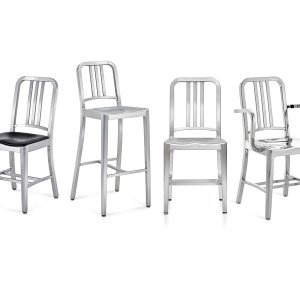 Ikoniske designstoler Navy 1006 fra Emeco i børstet aluminium rundt et bord