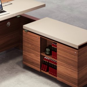 Altagamma meeting-skrivebord med midtfelt i skinn og ytterfelt i klart glass