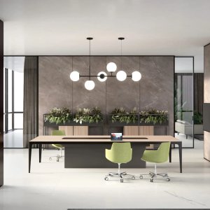Direktørskrivebord Grand More fra Estel med lys plate på sideskap satt i rett vinkel
