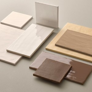 Figure fra Mutina i Clay matt lagt på gulvet med to organiske former