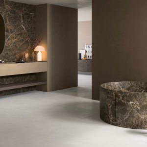 Designkraner fra Fantini i Brushed Steel Look på en benkeplate i mørk stein