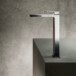 Krom-utgaven av Mint F004 sett fra siden på en servant