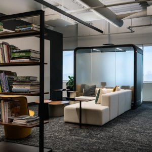 Mørk Framery Four ved siden av arbeidsplasser