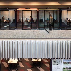 Roterende skjermarm i bordbenet på Framery Four