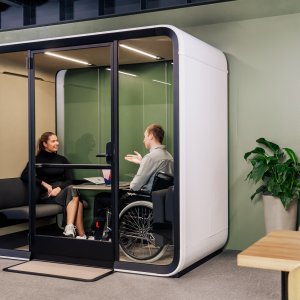 Framery Four Accessible med sammenleggbare møbler