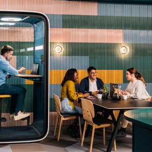 Justerbar krakk med dobbel fotstøtte i Framery One