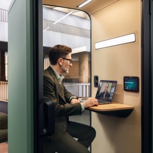 Dør i laminert akustikkglass på Framery One Compact