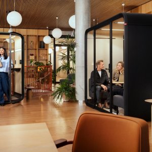 Justerbar krakk med fotstøtte i Framery One Compact