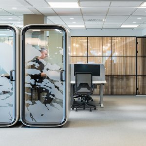 Framery One Compact sett fra siden på én kvadratmeter