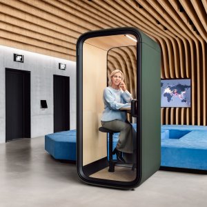 Interiør i Framery One Compact med bord i bjørkekryssfiner
