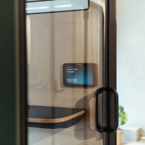 Videomøte med videolys i Framery One Compact podden