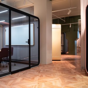 Fasade i laminert akustikkglass på Framery Six