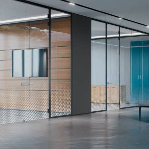Møterom avgrenset av en glassvegg med smal ramme