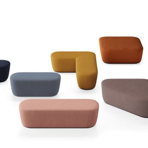 Lounge med Radar lenestoler, bord og puff
