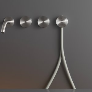 Giotto fra Cea Design montert på kanten av et frittstående badekar