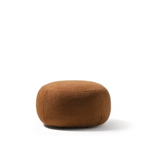 Bord i naturbetong fra Hill-kolleksjonen foran sofaen