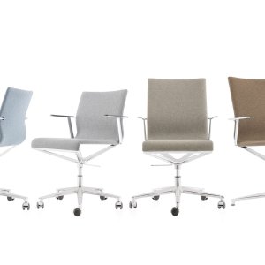 Møtestoler Stick Chair fra ICF Office rundt møtebordet