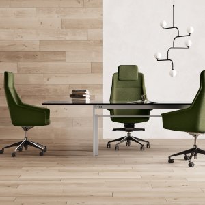 Sjefsstol Jera Chair fra Las Mobili med vattert polstring og polert femarmet aluminiumsfot