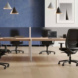 Svart Key Go fra Kastel ved et skrivebord med skjerm