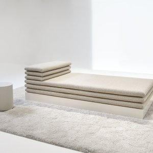 Blank mørkegrå sokkel RAL 7021 under sofaen Acamante fra LaCividina