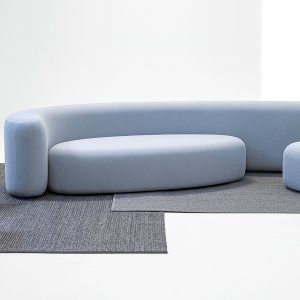 Lisse-sofaen fra LaCividina sett rett forfra i bielastisk stoff