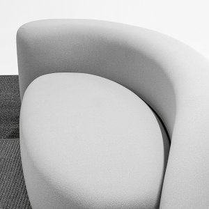 Nærbilde av det bielastiske stoffet spent over Lisse-sofaens volum