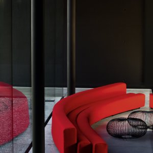 Lukket ring av Osaka-sofaer rundt en søyle