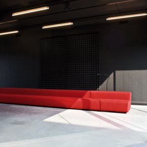 Tofarget Osaka-sofa i en hotellobby