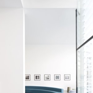 Benk Osaka uten rygg, 330 cm, brukt fra begge sider i et atrium