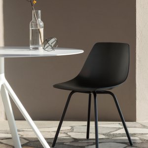 Miunn med trebein og fotstøtte i stål