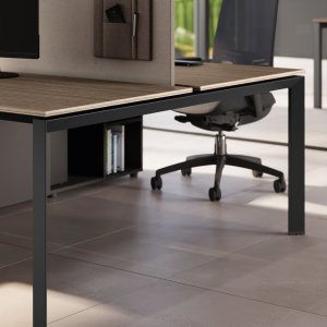 Operativ desking-bench 5th Element fra Las Mobili på trapesformede brobein i trukket stål