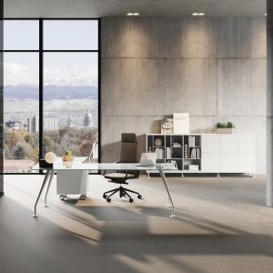 Énosi design skrivebord av Nikolas Chachamis i et lyst lederrom, Oslo