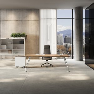 Énosi design skrivebord fra Las Mobili med glassplate i Ekstra Hvit og forkrommede koniske bein