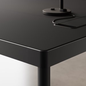 Lydabsorberende frontskjerm i Gabriel-tekstil med metalltavle på et Fil Rouge-skrivebord