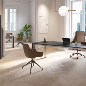 Moderne skrivebord Iulio fra Las Mobili med aluminiumsben i Inox Grey og treutseende-innlegg