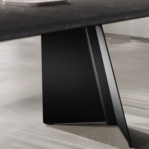 Monolith sofabord med keramisk Calacatta-plate og svarte V-bein