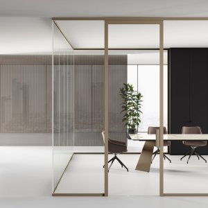 Detalj av aluminiumgulvprofilen på den enkeltglassede Mood M1-veggen
