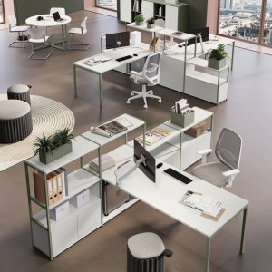 Arbeidsplassystemet Sigma fra Las Mobili med bench-skrivebord på kvadratiske stålben