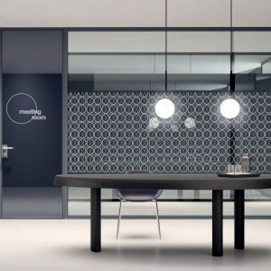 Giano hylle med knaggestang på en Simple Bold vegg