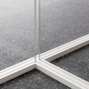 Satinert glass for skjerming i veggen M2 — Quadrifoglio system
