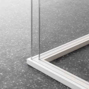 Halvtransparent folie i røykfarge på glasset i M2 i Quadrifoglio systemet