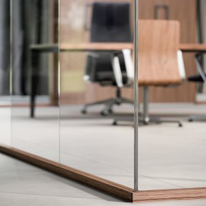 Ventilasjonsrist på en lukket dør i glassveggen i Quadrifoglio systemet