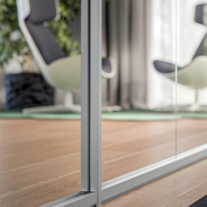 Aluminiumsprofil i bronsefinish i veggsystemet fra Quadrifoglio