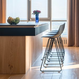 Miunn-familien med stol og barstol i samme rom