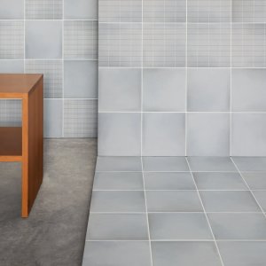 Detalj av det tette rutenettet Aurore Charcoal Grid S