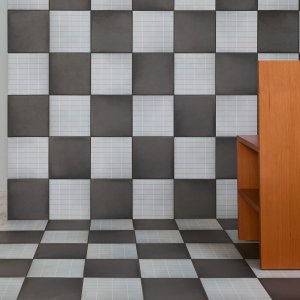 Aurore Light Grey Grid S og Grid L i direksjonens baderom