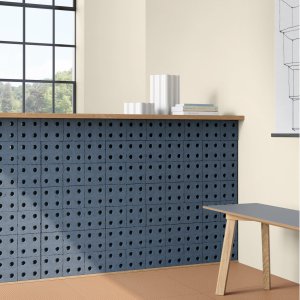 Bloc Grey vegg bak et møtebord