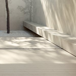 Otto fra Mutina på gulv og vegg i et gjestetoalett