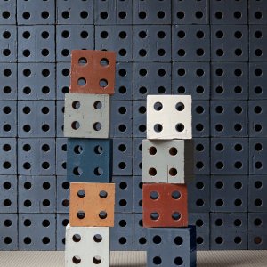 Stablede fargede Bloc blokker foran en Bloc Blue vegg