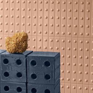 Vegg kledd med Punto keramikklister fra Mutina, relieffstruktur